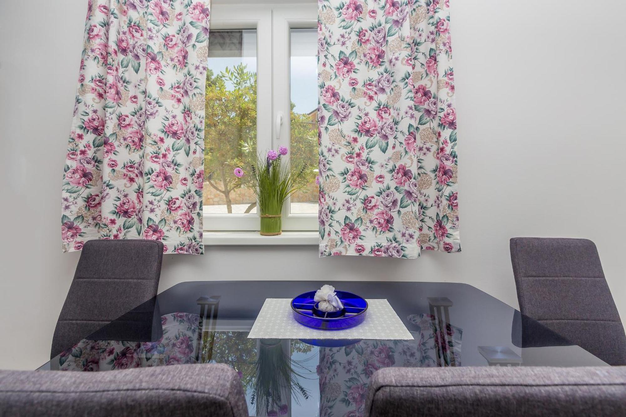 Apartmani Tena Njivice Eksteriør billede